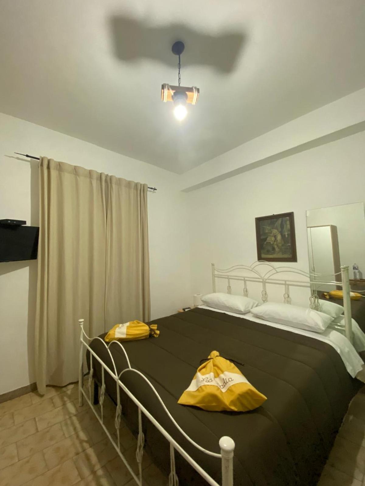 La Badia Hotel Месина Стая снимка